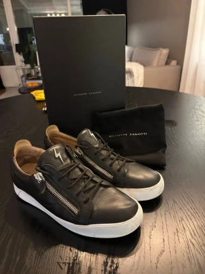 Zanotti skor - Schyssta Zanotti sneakers i rätt så bra skick, inga skador eller liknande endast lite smutsig sula osv. Box & Dustbag ingår. Bara höra av dig vid någon fråga🙌🏼