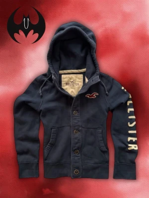 Mörkblå Hollister Kofta - Mörkblå Hollister | mycket bra skick | Size S | Längd: 64cm Axelbredd: 44cm Armlängd: 66cm | Modell, 178cm 60kg |Lägg endast bud med avsikt att köpa, inga fördröjning!