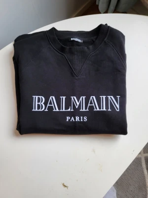 Svart sweatshirt från Balmain Paris - Orginal tröja från Balmain Paris storlek M I ny skick 