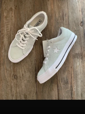 Mintgröna Converse sneakers - Snygga Converse One Star sneakers i mintgrön färg med vit stjärndetalj på sidan.    ❌De har låg sula INTE HÖG! Inte som på första bilden!!❌ Ascoola till sommaren!! Hade de förra sommaren och de va riktigt snygga!!☀️💓😎