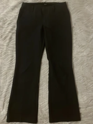 Svarta kostymbyxor med raka ben - Svarta lågmidjade kostymbyxor i strl 36! Tyvärr lite korta på mig som är ca 163cm💕 nypris ca 499kr💕