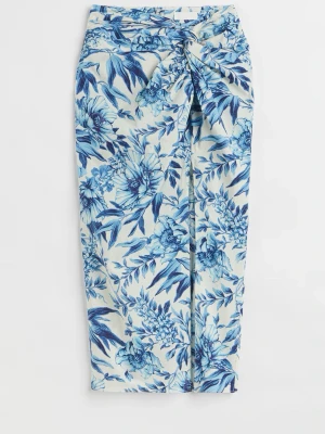 Blommig omlottkjol i blått och vitt - Från hm. Prislapp på. 