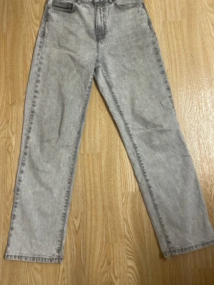 Grå raka jeans med hög midja - Säljer ett par grå jeans ifrån Zara.Använda max 3 gånger.
