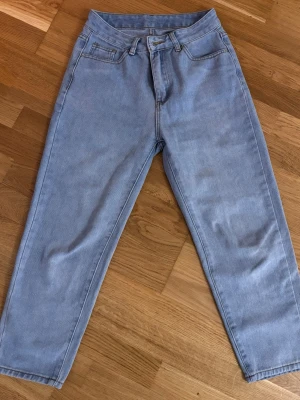 Ljusblå mom jeans från shein - Ljusblå mom jeans från shein  med hög midja och raka ben. Klassisk femficksmodell med bälteshällor och dragkedjegylf. Jeansen har en snygg vintagekänsla och är tillverkade i bomullsdenim.