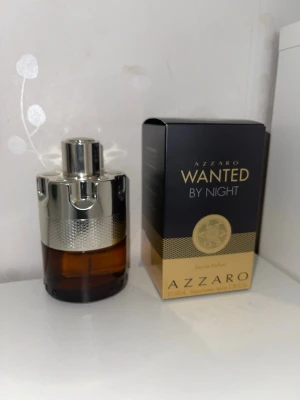 Azzaro wanted by night  - Azzaro Wanted by Night är en kryddig och varm herrparfym med toner av kanel och tobak. Den känns självsäker och perfekt för kvällar.