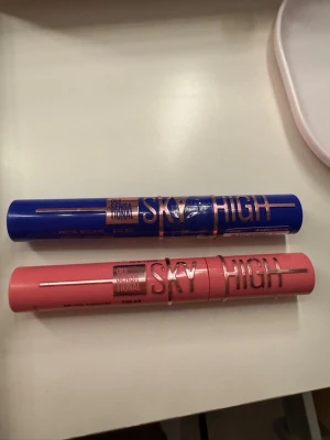 Maybelline Sky High mascara duo - Blå är helt ny alltså oöppnad . Har testat den rosa en gång. Kan skicka bara den blå bara om man inte vill ha en öppnad . Två stycken Maybelline Lash Sensational Sky High mascaror, en i blått och en i rosa 