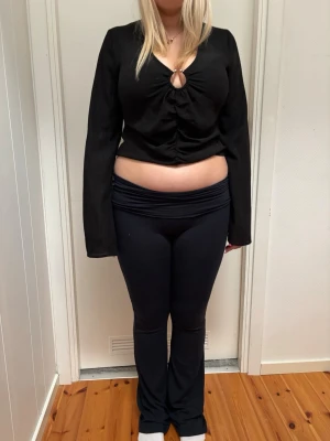 svart topp - fin topp med detalj på bröstet 