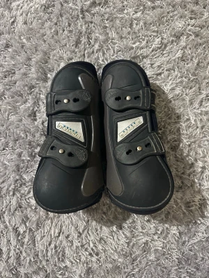 Svarta benskydd från Veredus - Säljer ett par svarta benskydd från Veredus Tillverkade i slitstarkt plastmaterial och passar perfekt för ridning och hästsport. Snygg design med logga på framsidan. De har en spricka i plasten (se bild) men inget som skaver eller påverkar funktionen. Hör av er vid frågor och kom gärna med prisförslag!💞