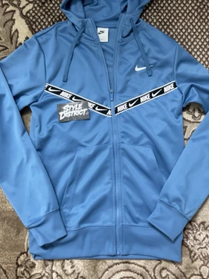 Blå Nike hoodie/kofta strl  XS - Köpt från JD, Användes 3-4 gånger den är ren och inga skador på!
