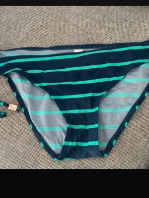 Bikiniunderdel  - Klassisk modell med knyt i sidan för justerbar passform. I jättefint skick. 