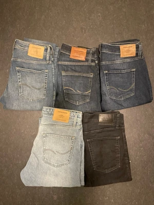 Jack & Jones jeans bulk 5 par - Säljer 5 par Jack & Jones jeans. Mycket fina skick där de knappt har använts. Perfekt för vardagsbruk eller återförsäljning! Snabb frakt och kommer i ett paket. 300kr billigare!                                                Nypris för alla tillsammans: 3800kr                  För mer info om själva byxorna så finns det enskilda annonser på alla byxor i min profil.                                                                               Hör av er vid minsta intresse eller fråga!🙌
