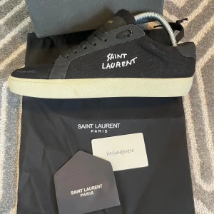 Saint Laurent skor svarta - Säljer nu dessa skjut snygga svarta Saint Laurent skor i storlek 42. Snygga slitningar som är en del av designen. Använda fåtal gånger. Skolåda, dustbag och certifikat medföljer också! 