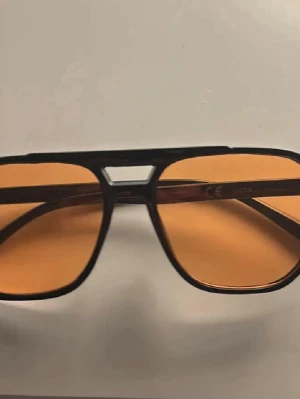 Svart/orangea solglasögon - Skifteta solglasögon från fjolåret, perfekt till denna sommar. Solglasögona passar till alla dagar och alla kläder. Köpta på Plick! Vid minsta intresse hör av dig! Svarar snabbt