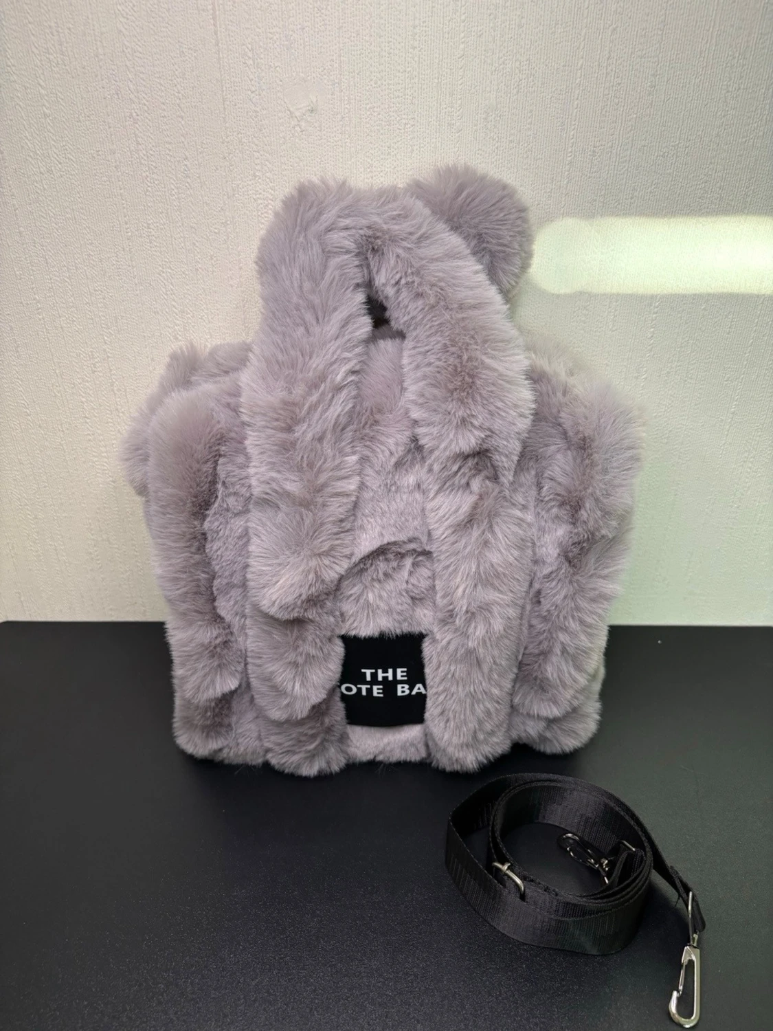 Grå fluffig handväska med axelrem