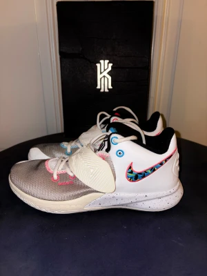 Kyrie flytrap 3 southbeach - Säljer ett par basket skor i storlek 42. Använda ett fåtal gånger. Sko kartongen har synliga skador men inte jätte farligt. 