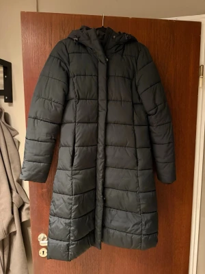 Lång dunjacka  - Väl använd, inga fel, skön och bra jacka i storlek XS. Från Lager 157