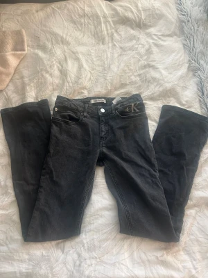 Svarta bootcut jeans Calvin Klein - Snygga svarta bootcut jeans från Calvin Klein med broderad CK-logga på fickan. Ganska Använda men ändå bra skick. 
