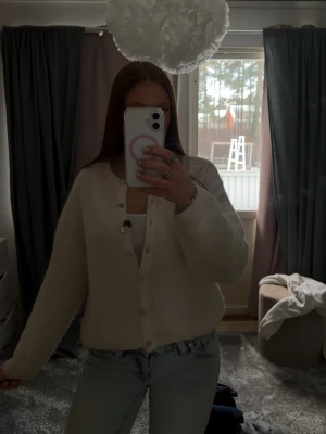 Beige kofta med pärlemorknappar - Mysig stickad vit kofta från Gina med knappar och loose fit!! Använd men finns inga ”tydliga tecken” eller fläckar🥰🥰