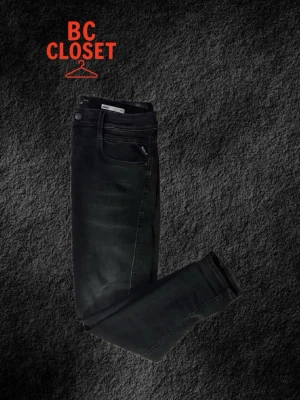 Mörkgrå replay anbass W31 L32 (FRI FRAKT!!) - Snygga mörkgrå jeans ifrån Replay i modellen ”anbass”! Jeansen är i storlek W31/L32. Priset är diskuterbart, kontakta mig för alla frågor och funderingar! ✅🤝