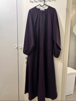 Abaya från Tasnim collections - Abaya från Tasnim collections, anvät kanske 1 gång.  Färg: Plum Modell: Nadine Längd: 140cm W2  #abaya #tasnimcollection #plum #long #longdress #longabaya #longabayadress