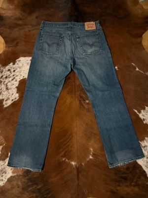 Levis 527 bootcut - Tjena! Säljer dessa riktigt snygga Levis 527 bootcut, byxorna är i fint skick och i storlek W36/L32, hör av dig vid funderingar!🙌