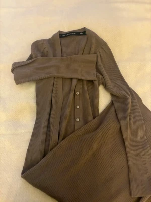 Brun ribbad lång kofta/kläning  - Snygg brun lång kofta/kläning beroende på hur man vill ha den.  Super najs som en kofta över en snygg outfit eller till en kall sommar dag❤️🥰