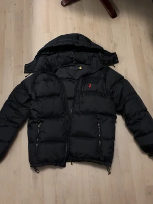 Polo Ralph lauren jacka - Säljer nu min polo ralph lauren jacka då jag köpt en annan. Den är storlek S, o jätte bra skick! Skriv för mer frågor.