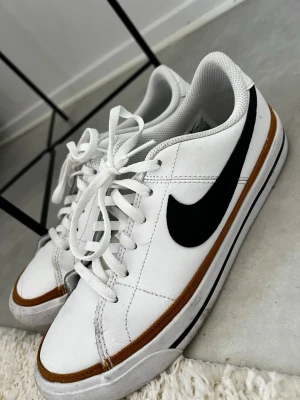 Nike skor , st. 38 - Nike skor, st. 38, som nya