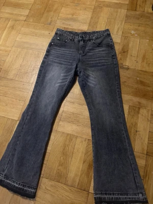 Flared Jeans - Säljer Zara flared jeans, pris kan diskuteras, skickar samma dag eller dagen efter