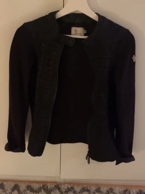 Svart cardiganjacka från moncler  - Svart cardigan fleece från moncler köpt på vestiar har vestiar tag till och äkthets kontrollerad 