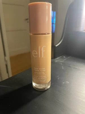 e.l.f. Halo Glow Liquid Filter foundation - Glow booster foundation från e.l.f. i nyansen 0 fair. Ger en naturligt strålande finish och innehåller squalane och hyaluronsyra för extra fukt. Endast provad en gång men säljer då färgen inte riktigt passade mig. Vid frågor är det bara att skriva😊