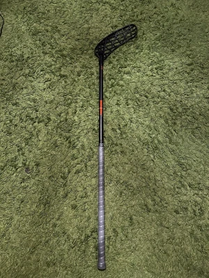 Svart innebandyklubba från Zone - Säljer min Zone skeleton series 29 flex, den är 96cm. Den kommer med ett svart Air one blad i PP plast. Perfekt för tekniska och spelar som gillar snabba avslut. Har används fåtal träningar pågrund av att jag tycker den är för mjuk för min smak. Nypris 1399kr