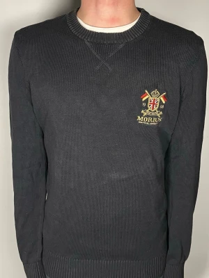 Morris tröja - Säljer en riktigt snygg och trendig Morris tröja i fint skick, storlek M, vid frågor är det bara att skriva //Gramenti