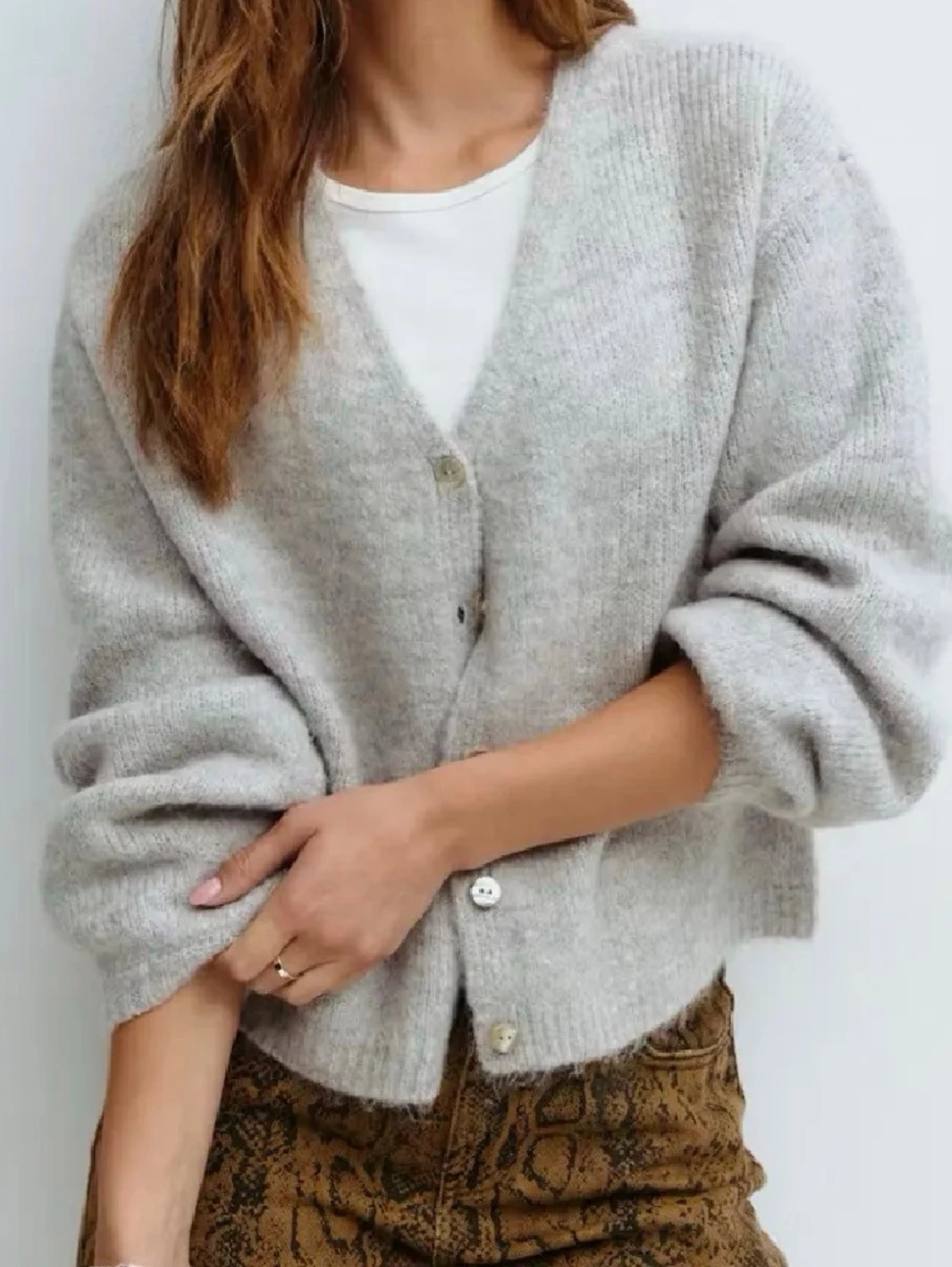 Ljusgrå kofta med v-ringning - 1