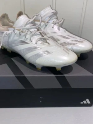 adidas Predator Elite FG Pearlized - Vit/Silver - adidas Predator Elite FG Pearlized - Vit/Silver. Storlek 42. Använda ca 5-7 gånger. Grässko.