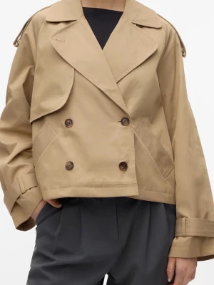 Kort beige trenchcoat med bred krage - Snygg kort trenchcoat i beige med dubbelknäppning och bred krage. Jackan har stora slag, bruna knappar och justerbara ärmslut med spänne. Perfekt för en trendig och avslappnad look. Materialet är klassisk bomullsmix.