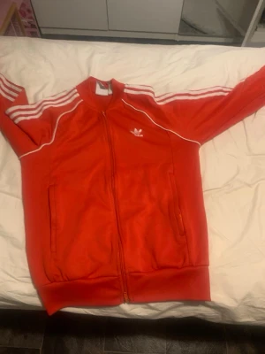 Adidas kofta: Storlek S herrmodell  - En skön Adidas kofta i storlek S i herrmodell för bra pris!