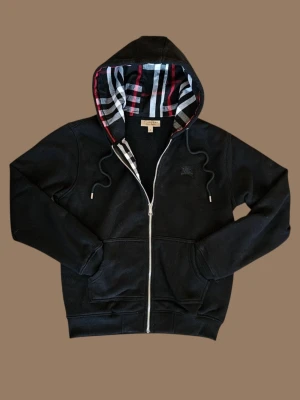 Svart Hoodie från Burberry - Fet Burberry Hoodie I Skick Mycket Bra | Storlek M I Färg Svart I Pris diskuterbart 😊