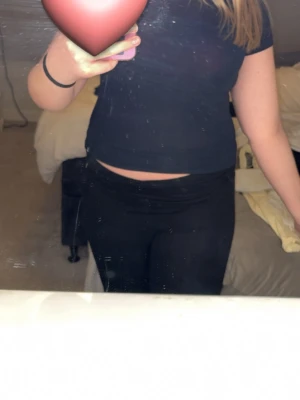 Mörkblå tajt t-shirt från Gina  - En enkel mörkblå soft touch T-shirt från Gina dam har provat den sen har jag inte rört den längre för den var väldigt tajt storlek S original pris 200kr Säljer för 140kr