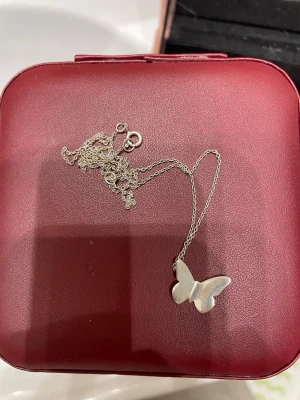 Silverhalsband med fjärilshänge - Fint skick, äkta silver (stämpel 925). 