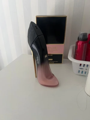 Good Girl Blush parfym 80ml - Testad ungefär 5 gånger, annars i toppskick.