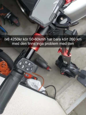 Svart elscooter iX6 med röda detaljer - Säljer en svart elscooter iX6 från iScooter med röda detaljer och stötdämpare. Scootern har digital display, flera knappar på styret och bred fotplatta. Perfekt för snabba transporter i stan och har robust konstruktion.