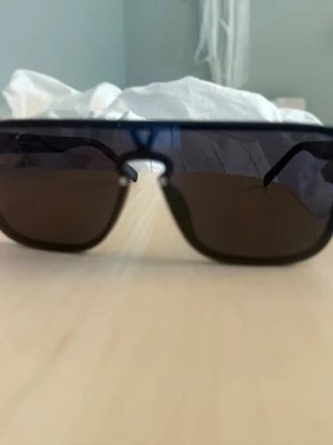 Svarta solglasögon Lv  - Fräscha solglasögon lite repiga på skärmen men inget som syns alls vid användning eller utifrån. 