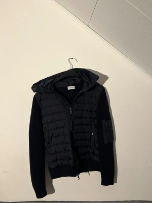 Moncler Cardigan (Mörk-blå) - XS/S Denna är nästan oanvänd! Använt den 2-3 gånger ute annars har jag bara tagit bilder med den inomhus och det är pågrund av samma anledning som varför jag säljer den- För att den passar inte mig. Jag köpte den för 3000 men är villig att sälja den för 1500 även fast den är som oanvänd. Den funkar som vår, höst och även vinter jacka sålänge man inte bor i norrland. Är du fundersam över något? Vill du ha mer bilder? isåfall skriv privat till mig så ser jag till att hjälpa dig med vad du vill! 