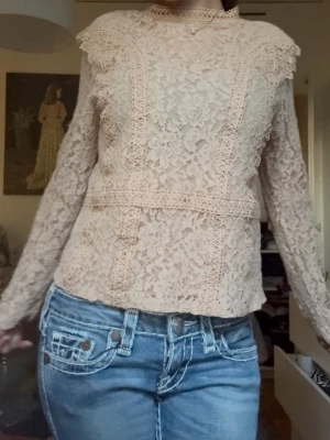 Spetsig tröja  - Snyggt spetsig tröja very classyyy