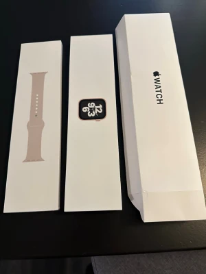 Apple watch  - Apple watch Modell SE 40 mm. Använd några få gånger Inga repor, laddare saknas 