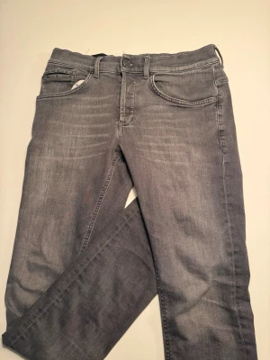 Grå Dondup jeans, perfekt för dig! - Perfekt för dig som behöver ett par Dondup. priset är inte hugget i sten så går att ändra.