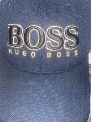 Hugo boss keps - Hugo boss keps vill bara bli av med den efter som den bara är här hemma o inte används