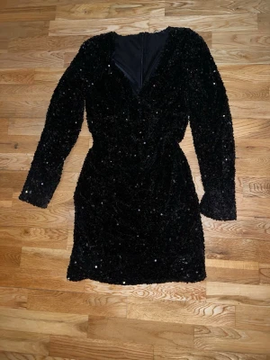 Glitter kjole - Denne fine kjolen er fra Bikbok og blir ikke solgt på Bikbok lenger nå. Den er bare brukt 1 gang og er i størrelse M. Betaling går igjennom Plick eller Vipps, kjøperen betaler frakt selv 