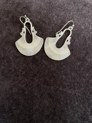 Silvriga solfjäderformade örhängen - Aldrig använt 